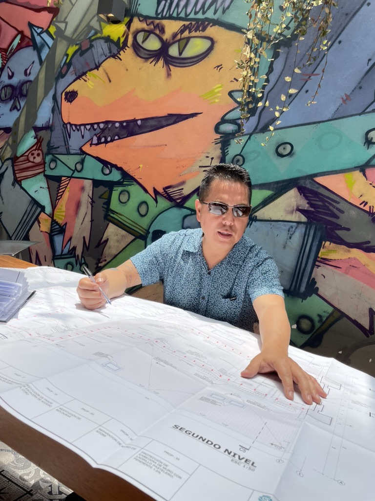 Arq. Hugo Wilfredo Torres Reyna revisando planos — RESTAURO SAC