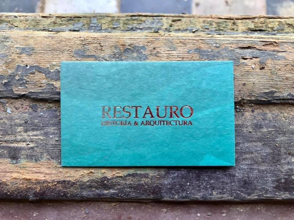 Tarjeta RESTAURO sobre madera antigua