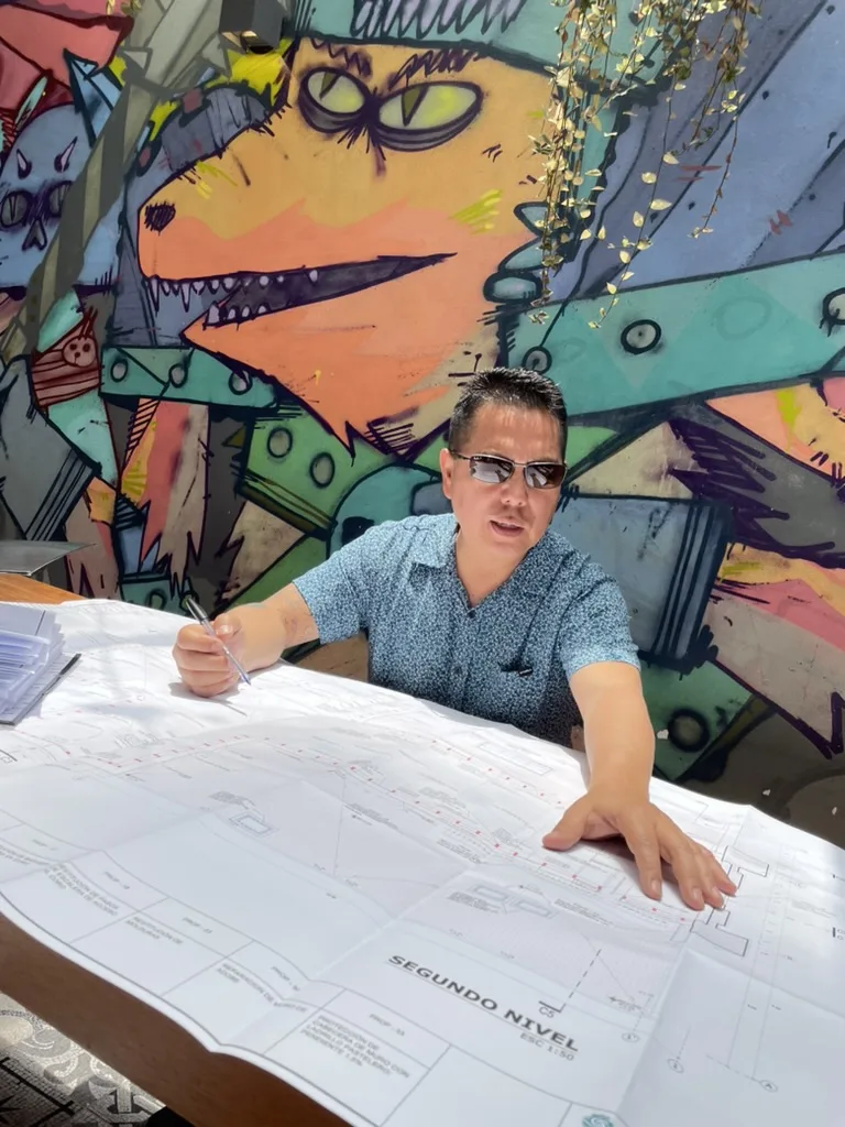 Arq. Hugo Wilfredo Torres Reyna revisando planos — RESTAURO SAC
