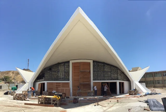 Basílica de Paita — fachada exterior en obra
