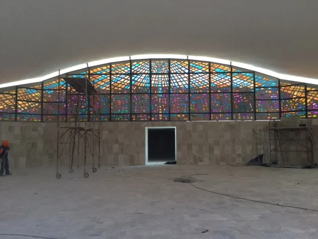 Basílica de Paita — vitrales y nave interior