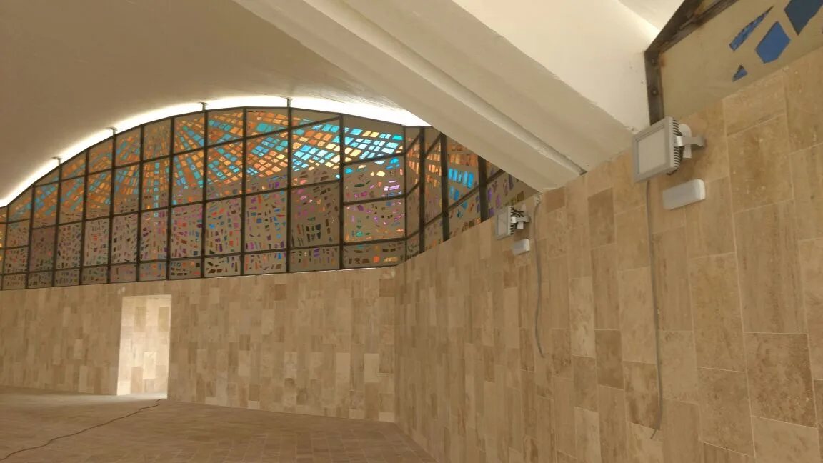 Basílica de Paita — vitral curvo terminado