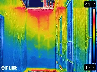 Termografía IR — corredor interior con fuerte gradiente térmico, infiltración por techo — Casa Riva Agüero Lima