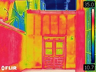 Termografía IR — puerta colonial, detección de humedad y diferencial térmico — Casa Riva Agüero Lima