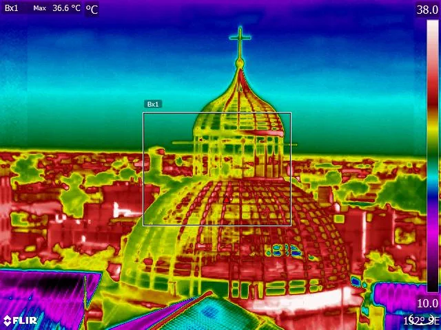 Termografía infrarroja aérea — cúpula de templo patrimonial — RESTAURO SAC