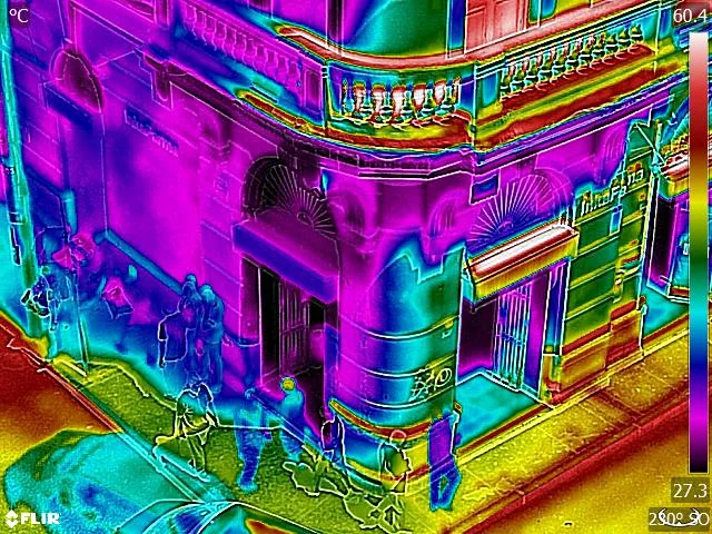 Detección de humedad en muro histórico — termografía IR