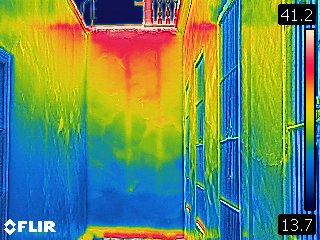 Termografía IR — corredor interior con fuerte gradiente térmico, infiltración por techo — Casa Riva Agüero Lima