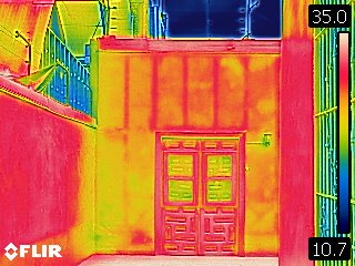 Termografía IR — puerta colonial, detección de humedad y diferencial térmico — Casa Riva Agüero Lima